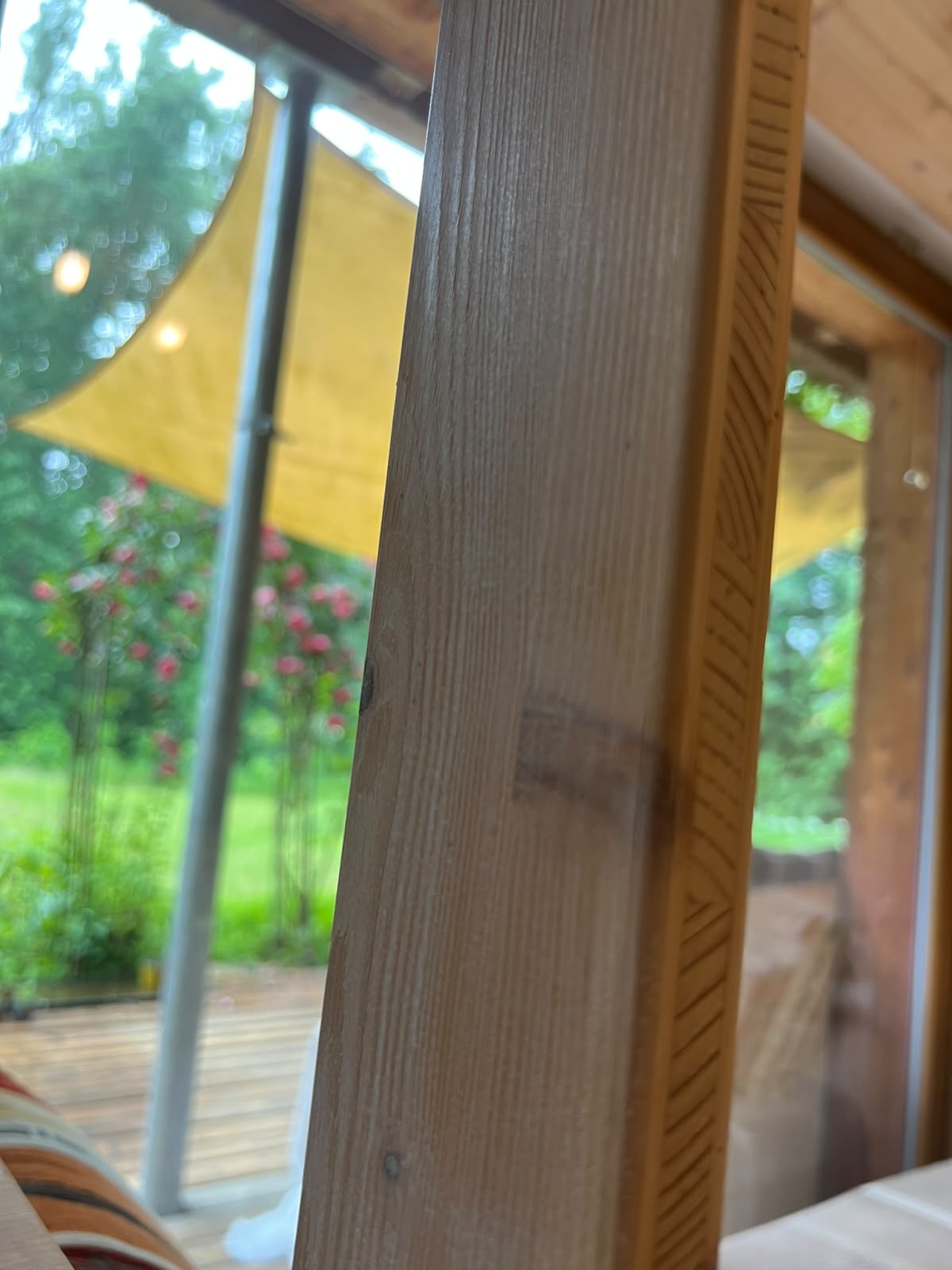 Dadurch vergilbt das Holz kaum und die Struktur ist mit dem Finger spürbar. (Die Strebe wurde übrigens aus statischen Gründenversteckt verstärkt)